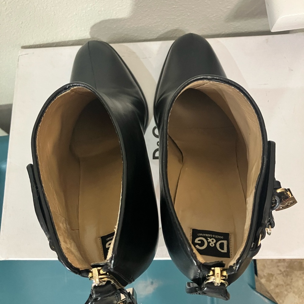 D&G Black Leather Heeled Ankle Boots with Gold Charms Lock & Keys All Original - Picture 9 of 11